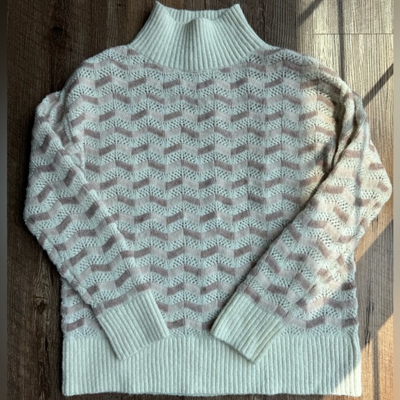 𝐋𝐢𝐳 𝐂𝐥𝐚𝐢𝐛𝐨𝐫𝐧𝐞 𝐏𝐢𝐧𝐤 𝐒𝐭𝐫𝐢𝐩𝐞𝐝 𝐒𝐰𝐞𝐚𝐭𝐞𝐫 - Picture 1 of 4